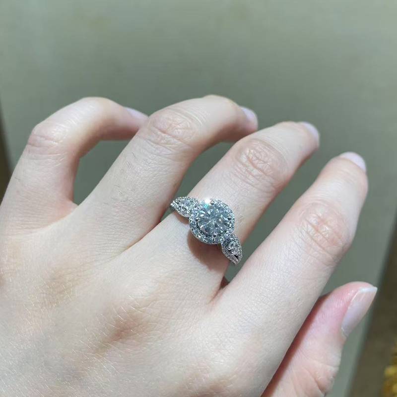 Affordable Luxury圆包Women's RingS925银镀白金定制选款主石Moissanite1.0ct/副石高碳钻